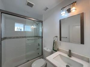 een badkamer met douche, toilet en wastafel bij Minimalist Modern 3Bed 3Bath House near the Rose Bowl in Pasadena in Pasadena +32 foto's