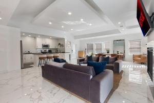 een woonkamer met een bank en een keuken bij Minimalist Modern 3Bed 3Bath House near the Rose Bowl in Pasadena in Pasadena