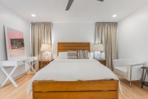 een slaapkamer met een groot bed en een wit bureau bij Minimalist Modern 3Bed 3Bath House near the Rose Bowl in Pasadena in Pasadena