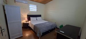 a small bedroom with a bed and a window at Casa Lara - Carmelitas Asunción in Asuncion