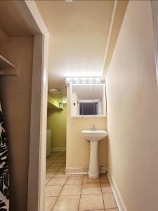 un baño con lavabo y espejo en Near Stadiums and Downtown in Peaceful Neighborhood, en Baltimore