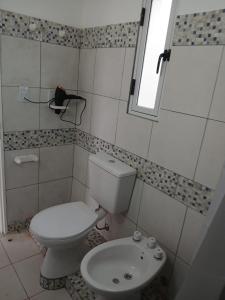 un bagno con un water e un lavandino di Cielo a Tafí del Valle
