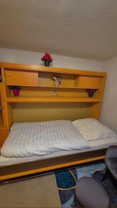 ein Bett mit einem hölzernen Kopfteil in einem Zimmer in der Unterkunft Einzelzimmer in Oberhausen Alstaden für 3 Personen ohne Küche, Gefrierschrank und Mikrowelle Vorhanden!! in Oberhausen + 2 Fotos