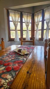 サンタ・ロサ・デ・カラムチタにあるcabañas Samay-Piskhoの窓のあるラグが敷かれたダイニングテーブル +12枚の写真