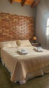 サンタ・ロサ・デ・カラムチタにあるcabañas Samay-Piskhoの大きなベッドとタオル2枚のある寝室