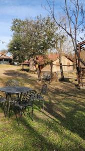 サンタ・ロサ・デ・カラムチタにあるcabañas Samay-Piskhoの畑のピクニックテーブル