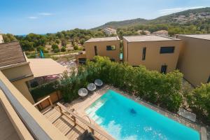 eine Draufsicht auf einen Swimmingpool auf einem Gebäude in der Unterkunft Villa di Favona 4 chambres piscine privée in Conca