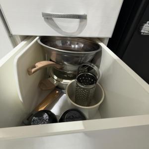 a drawer in a kitchen with some pots and pans at Espacio Uno B in Belén de Escobar
