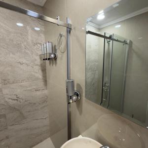 a bathroom with a shower and a toilet and a mirror at Espacio Uno B in Belén de Escobar