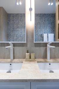 Koupelna v ubytování Swan Lake Luxury Apartment + 14 fotografií