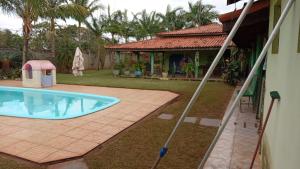 a house with a swimming pool in the yard at Sítio das Palmeiras in Boituva