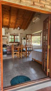 サンタ・ロサ・デ・カラムチタにあるcabañas Samay-Piskhoのキッチンとリビングルーム（テーブル付き）とダイニングルーム