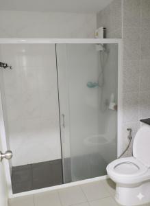 Koupelna v ubytování The Arroz Residence, Amata city, Chonburi + 24 fotografií