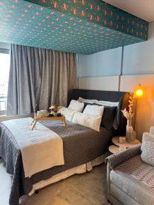 Un dormitorio con una cama con una mesa encima. en Estúdio de Luxo Florança, en São Paulo 89 fotos más