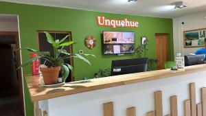 Μια τηλεόραση ή/και κέντρο ψυχαγωγίας στο Unquehue Apartamentos Dormis