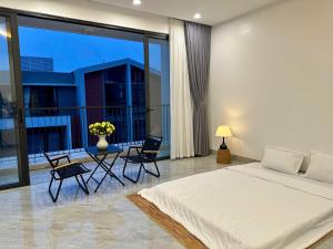 a bedroom with a large bed and a balcony at Thu Ha Homestay - VTĐ7-61 - Vinhomes Ocean Park 3 in Ðình Loan +29 photos