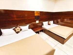 Ένα ή περισσότερα κρεβάτια σε δωμάτιο στο HOTEL OM PALACE NEAR MAHAKAL MANDiR +19 φωτογραφίες