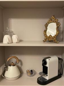 Příslušenství pro přípravu čaje a kávy v ubytování House of Mailly