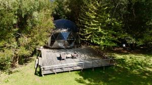 een yurt op een steiger met twee stoelen erop bij Alma Andina in Puelo +15 foto's