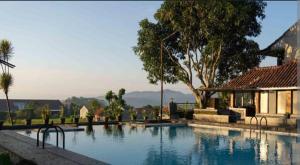 CijohoにあるPurnama Mulia Hotelの家の前の大型スイミングプール +15枚の写真