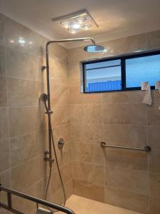 Ένα μπάνιο στο 3x1 unit at back of main house