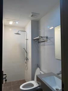 ein Badezimmer mit Dusche, Toilette und Waschbecken in der Unterkunft Creamy home - Homestay Vinhomes Ocean Park 3 in Ðình Loan