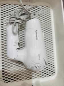 twee Nintendo Wii-gamecontrollers op een plank bij Kamui Adventure House in Asahikawa