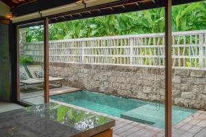 Jumah Bingin by Melali - private villas في Bingin Beach: حمام سباحة في وسط المنزل