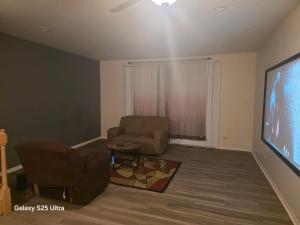 Χώρος καθιστικού στο Beautiful TowneHome - 2 bedroom and projector