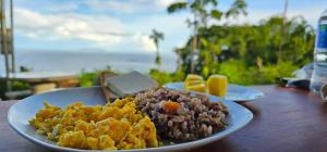 a plate of food on top of a table at Cabinas Paraíso Corcovado in Drake