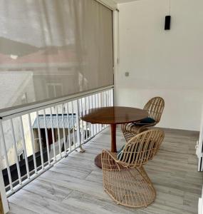 Una mesa y dos sillas en un balcón. en Pointe Noire, en Pointe-Noire