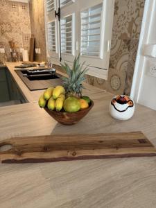 un bol de fruta sentado en la parte superior de un mostrador de cocina en Pointe Noire, en Pointe-Noire