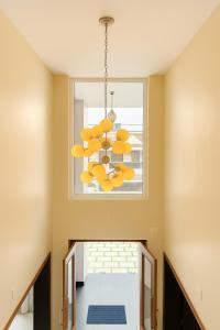 comedor con lámpara de araña y ventana en Coastal Echoes by Fortkochi Beach Inn, en Kochi