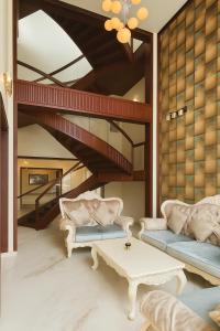 Una sala de estar con dos sofás y una mesa. en Coastal Echoes by Fortkochi Beach Inn, en Kochi