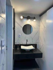 Ένα μπάνιο στο Apartamento lazer e conforto