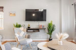 Μια τηλεόραση ή/και κέντρο ψυχαγωγίας στο Free Parking -5 Guests- 30 min to NYC