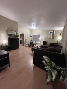 Posezení v ubytování Pet-Friendly, Fully Fenced and Fully Furnished 3BR Home