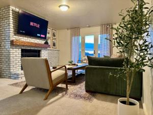 TV a/nebo společenská místnost v ubytování Relax Under the Stars, Best view in town , Yosemite House with Firepit, Hot Tub, Game Room & Pool table