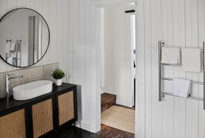 ein Badezimmer mit Waschbecken und Spiegel in der Unterkunft Cedar Cottage Daylesford in Daylesford + 13 Fotos