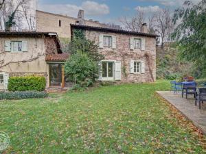 Zahrada ubytování Gîte 3 épis avec cheminée et animaux acceptés à Salt-en-Donzy - FR-1-496-10