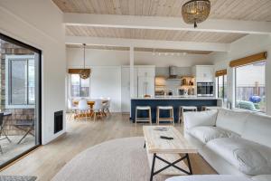 Η κουζίνα ή μικρή κουζίνα στο Dockside getaway with hot tub & dock