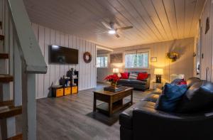 TV a/nebo společenská místnost v ubytování Cabin #6