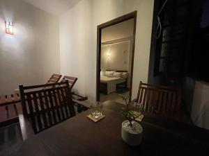 ゴールにあるTropicana Terraceのダイニングルーム(テーブル、椅子、鏡付) +75枚の写真