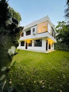 ゴールにあるTropicana Terraceの広い庭のある大きな白い家