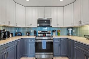 Køkken eller tekøkken på Private Beach Access, Pet-Friendly -SEArenity Now