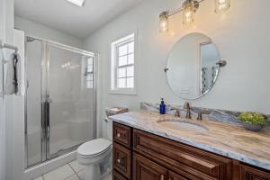 Et badeværelse på Private Beach Access, Pet-Friendly -SEArenity Now + 40 billeder