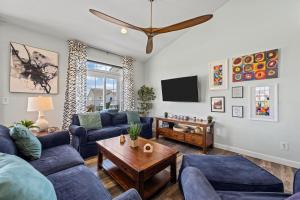 Et tv og/eller underholdning på Private Beach Access, Pet-Friendly -SEArenity Now