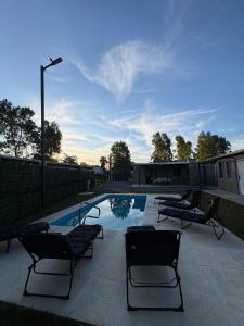 een zwembad met ligstoelen naast een gebouw bij Complejo San San Apto 201 in San Luis