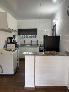 een keuken met een aanrecht in een kamer bij Complejo San San Apto 201 in San Luis +6 foto's