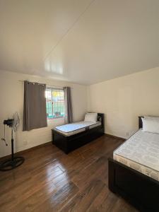 een kamer met twee bedden en een raam bij Complejo San San Apto 201 in San Luis